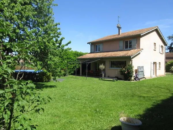 Maison de 140 m2 sur une belle parcelle de 876m2.