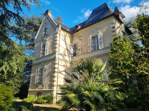 Demeure 19ème avec dépendance et son parc au coeur de Mûrs-E