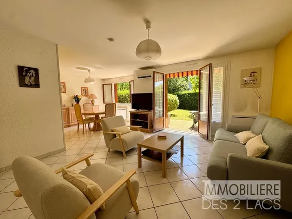 Maison familiale de 115 m2 avec jardin arboré, garage et vue montagnes