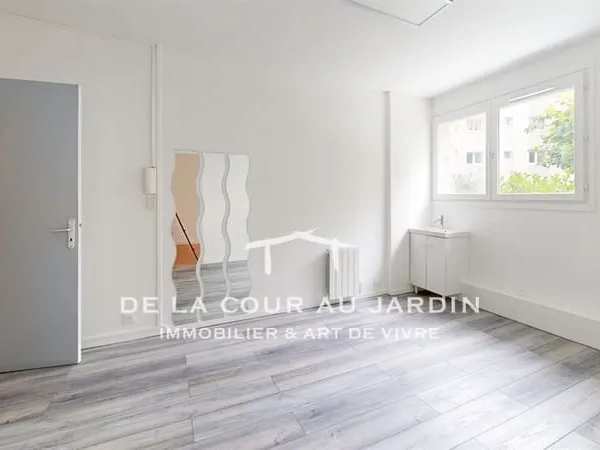 Local commercial -Montigny-le-Bretonneux 104 m² en rez-de-chaus