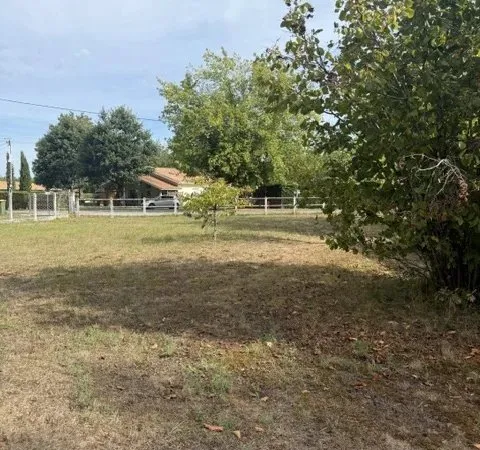 TERRAIN DE 670 M²