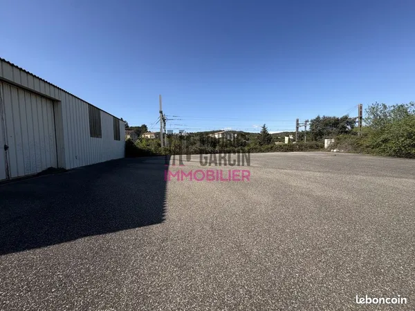 Local 2030 m² Aramon