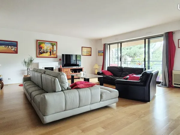 Appartement 141 m² avec 29 m² de terrasse, deux garages et cave