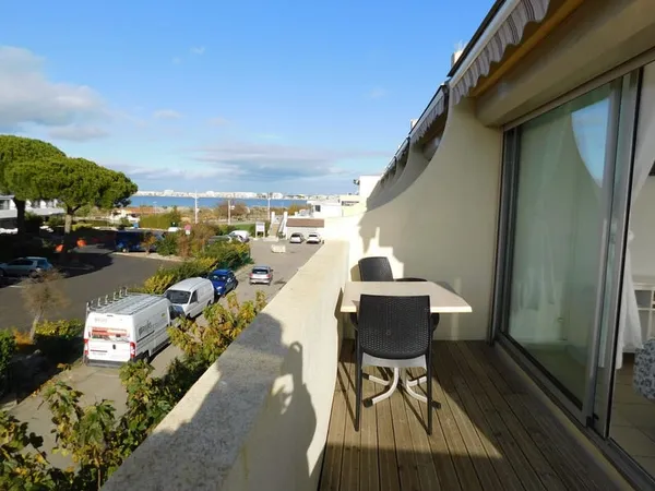 Studio d'angle avec vue latérale sur la mer