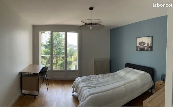 Grande chambre meublée avec balcon
