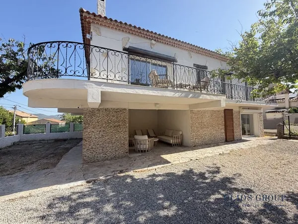 Maison En Deux Logements Avec Jardin Et Garages