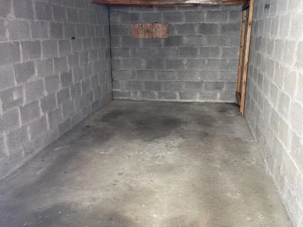 GARAGE FERME A LOUER