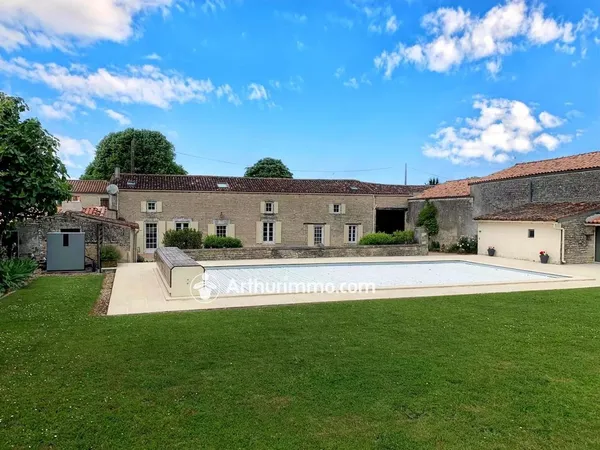 Maison en pierre avec piscine