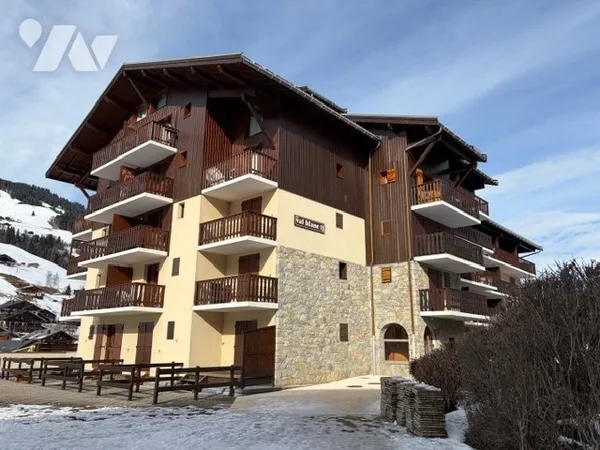 Centre village, T2 avec cabine 29,54m², 1er étage. Piscine, parking et casierà ski de copropriété