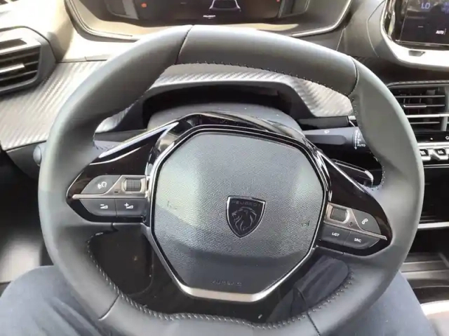 Peugeot 208 turbo 100 ch bvm6 — photo 9