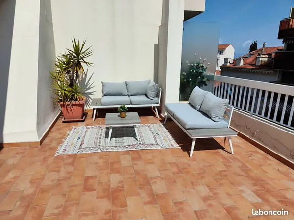 3 pièces meublé de 54 m² avec terrasse exceptionnelle de 80 m² - Centre-ville d'Antibes - 1 590 CC