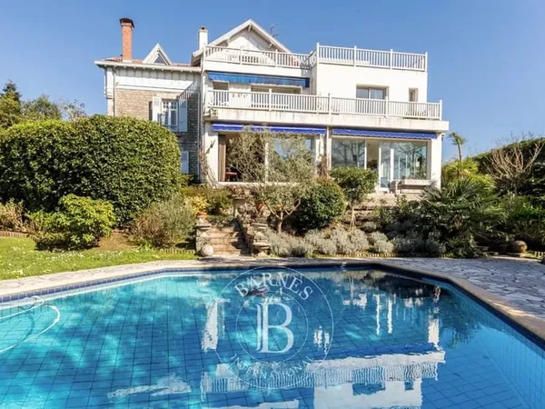 BIARRITZ, SUPERBE APPARTEMENT DANS MAISON DE MAITRE AVEC PISCINE ET JARDIN PRIVES