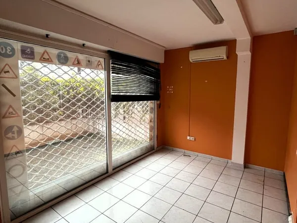 Local professionnel et commercial 67 m2 secteur Moufia proch