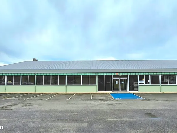 Entrepôt 850 m2 avec bureaux possibilité habitation