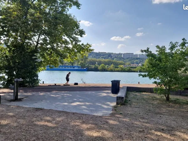 T2 d'exception avec jardin, pieds dans l'eau à Gerland