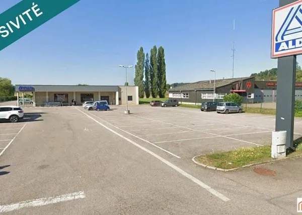 Vaste local commercial libre d'occupation, modulable pour diverses activités, dans un emplacement de