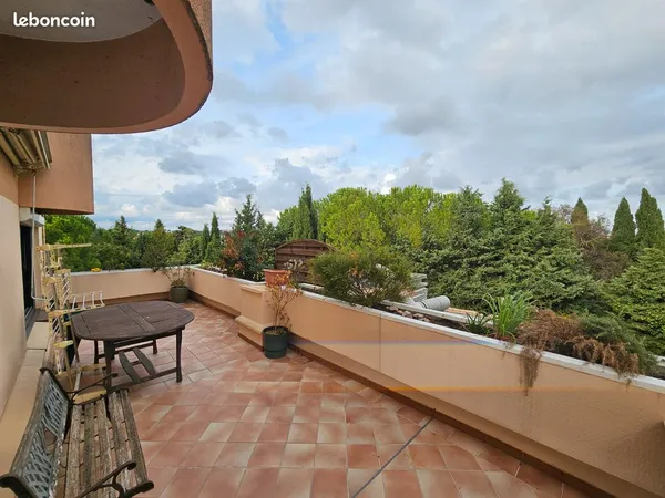Vend appartement 98 m², donnant sur le parc Mont Calm, 3 chambres, 2 WC, 2 salles de bain, 1 double 