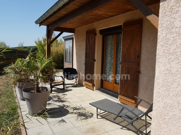 Maison à vendre avec 4 chambres, véranda et garage double à 8 km de Rioz
