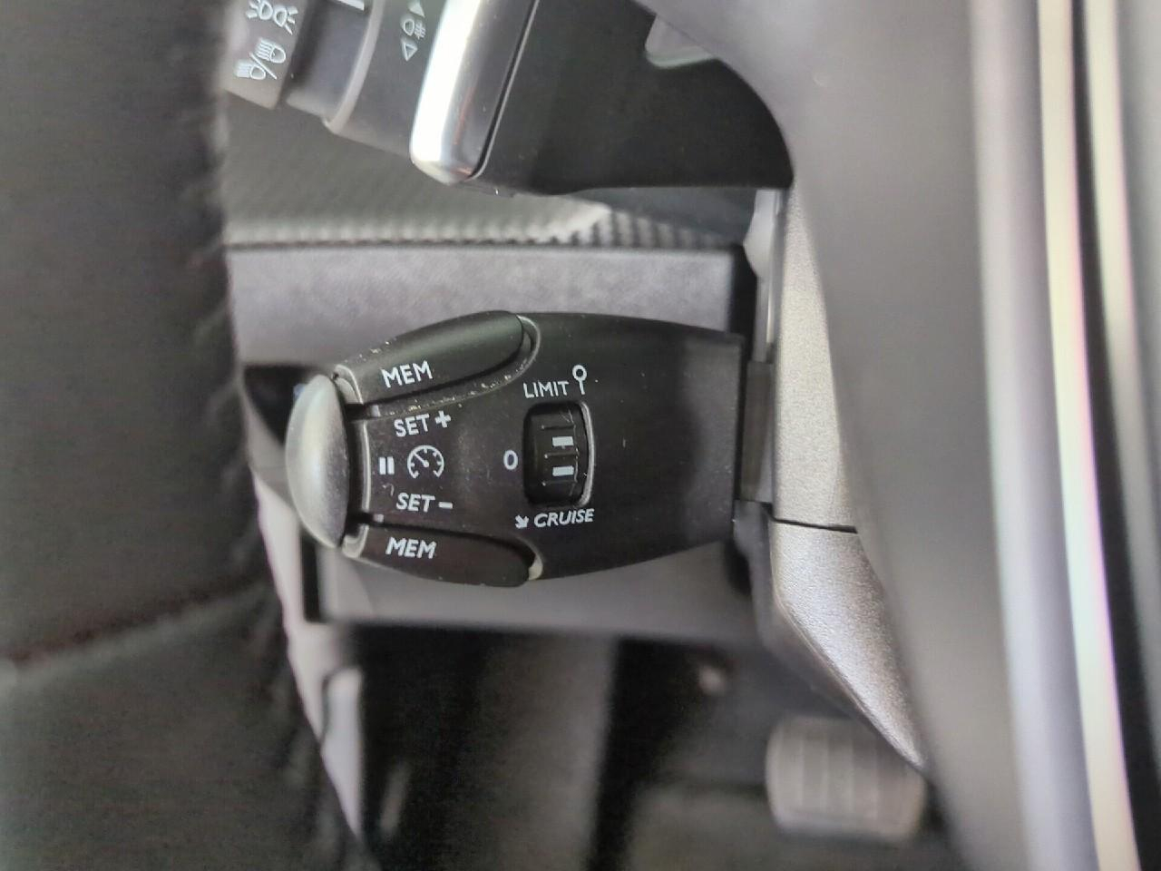Peugeot 2008 puretech 130 s&s eat8 allure pack — photo 26