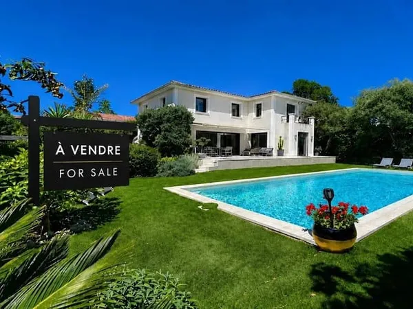 Antibes/ Juan les Pins - Superbe villa contemporaine de 247 m² avec piscine, située dans un domaine 