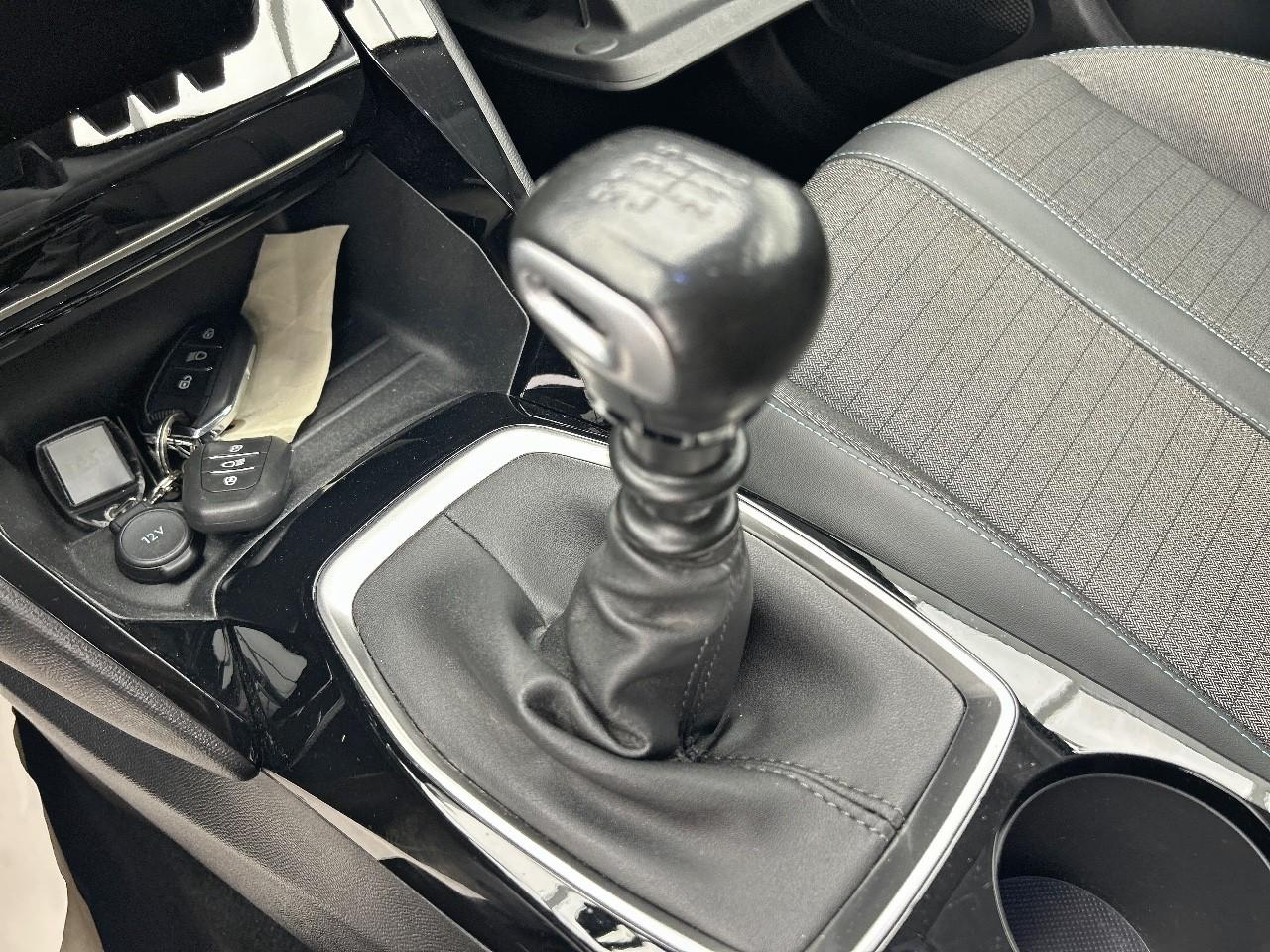 Peugeot 2008 puretech 130 s&s bvm6 allure — photo 17