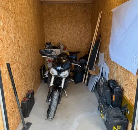 A louer Box de stockage de 6 m² (idéal moto)