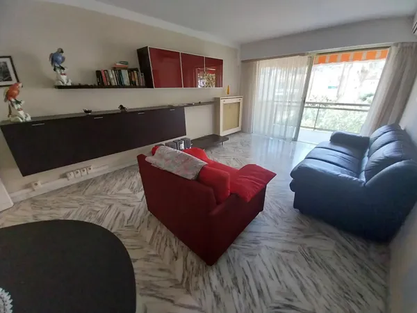 ROQUEBRUNE PLAGE - EXCLUSIVITE !! Lumineux 2 pièces traversant