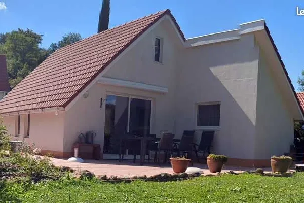 Maison, 75 m2, sur parc avec piscine, tennis, etc