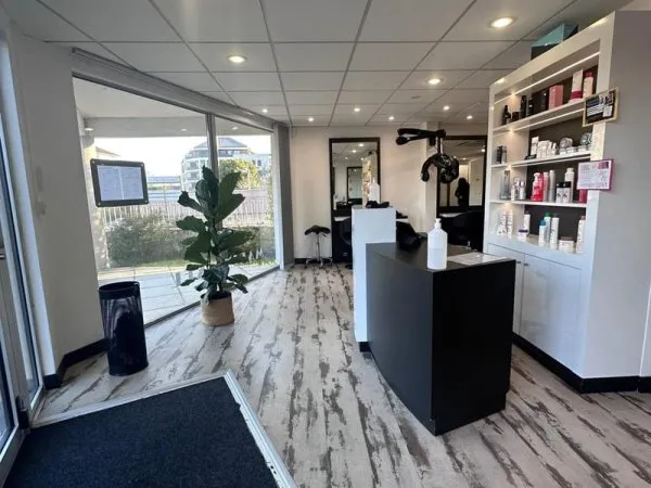 Murs et Fonds de Commerce d'un salon de coiffure + stationne
