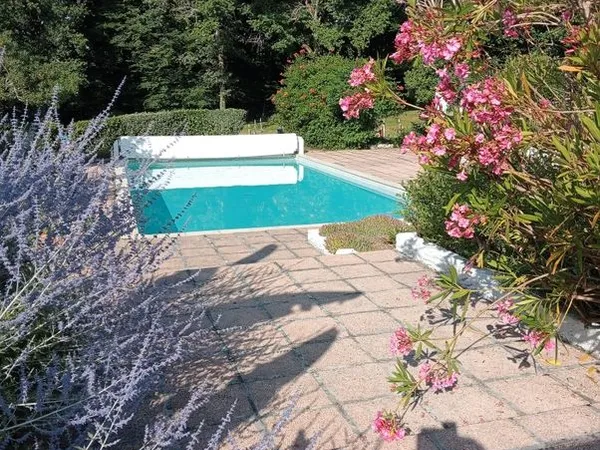 Maison atypique avec patio arboré et grande piscine