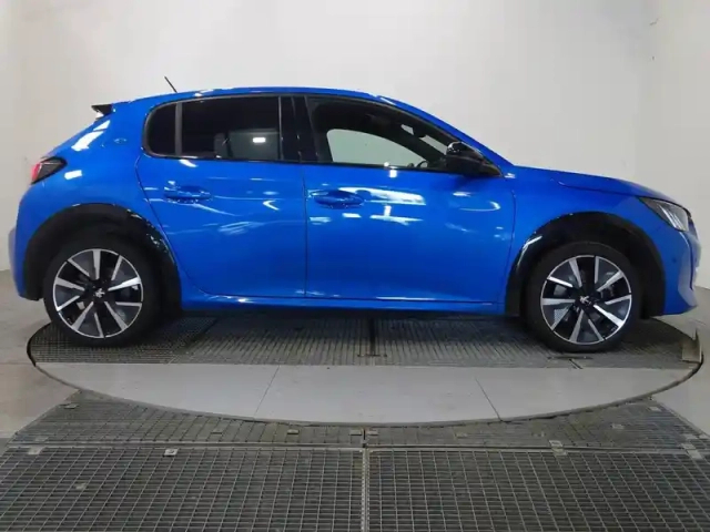 Peugeot 208 e- 136ch gt pack — photo 4