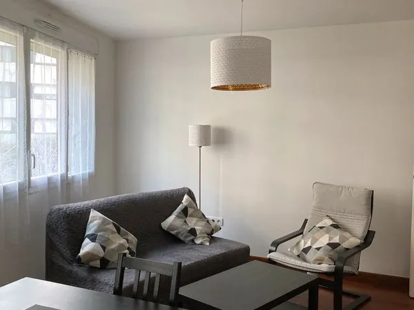 A louer appartement calme et lumineux de 2 pièces avec parking situé au coeur du Fort d'Issy