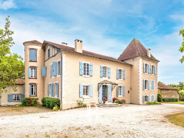 HAGETMAU , CHÂTEAU DU XVIIème AVEC DÉPENDANCES SUR 3 HECTARES