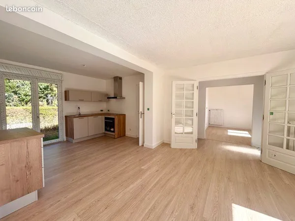 Maison de plain-pied entièrement rénovée avec dépendance de 90 m²