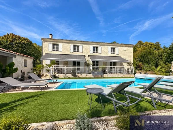 MAGNIFIQUE MAISON DE CARACTERE AVEC PISCINE A SAINTES