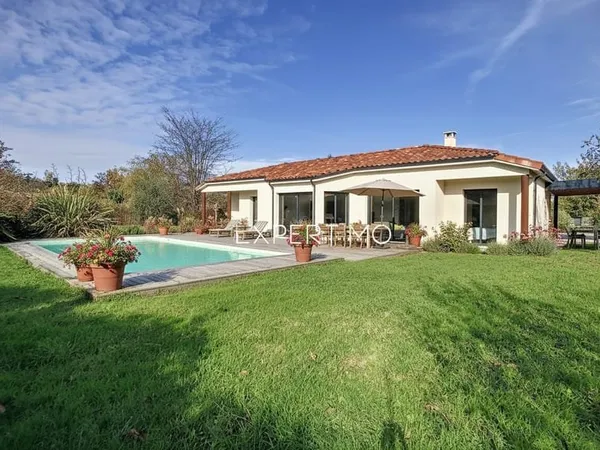 Ayguesvives, villa de 2014, 7 pièces159 m2 env. avec piscine