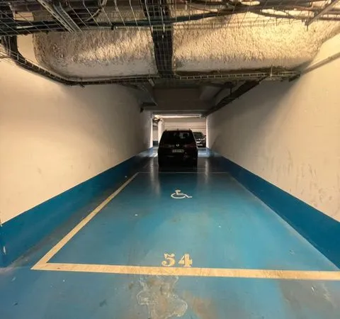 Parking place large (voiture + moto)