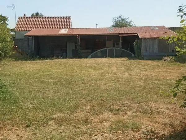 Terrain à bâtir à 2 min du centre-ville ,Avec puits & hangar, La Garnache