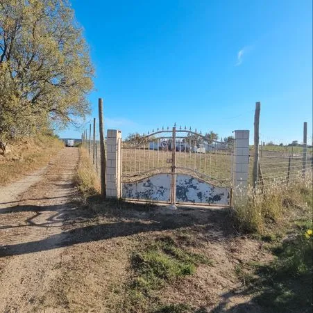 TERRAIN 2 611 m² À LOUER - CLÔTURÉ + FORAGE - 8 MIN MONTPELLIER - ACCÈS VOITURE