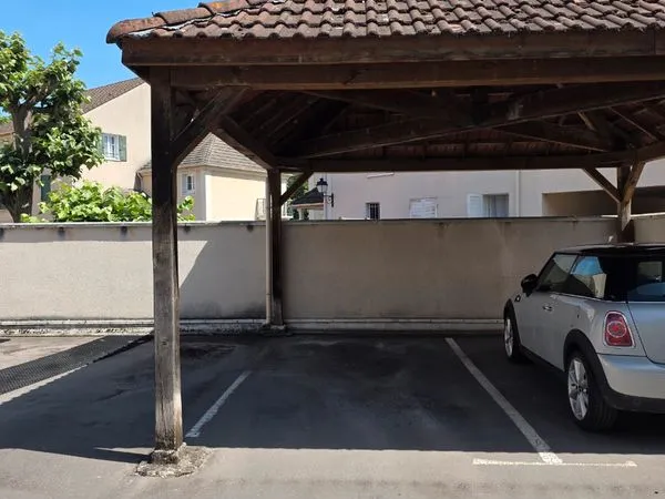 Place de parking couverte avec carport - Boisparisis