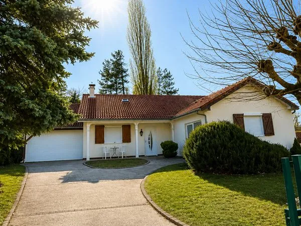 Maison à Arc sur Tille 145m², de plein-pied, 5 chambres, 2 salles de bain, garage, terrain de 574m²
