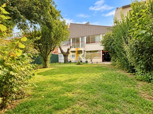 Maison 11 pièces 323 m²