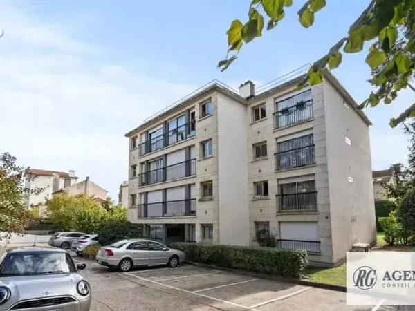 Appartement 34 m² idéalement situé — Garches Centre / Gare — Parking & Cave inclus