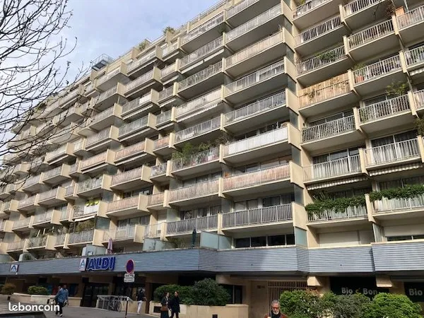 Grand studio avec cave et place de parking
