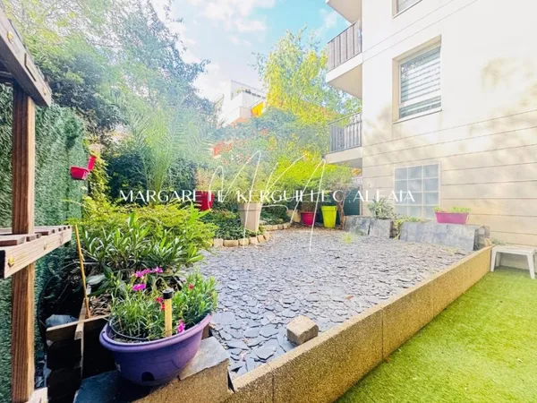 Appartement de 3 pièces situé en rez de jardin avec jardin-terrasse.