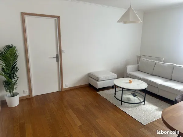 3 pièces lumineux - dernier etage - balcon vue degagee sur la tour eiffel