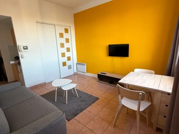 Location studio meublé avec parking et gardien