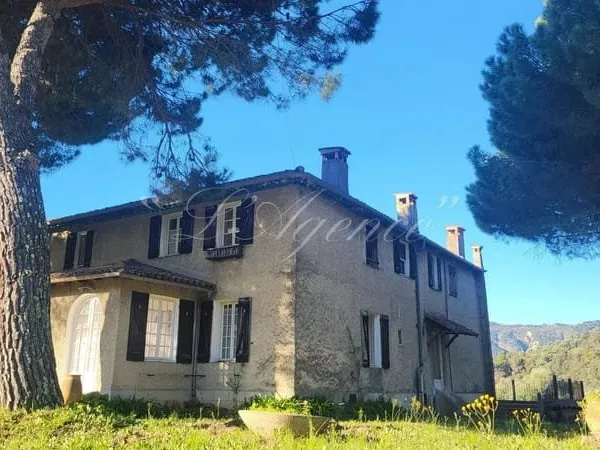PROPRIETE A SCLOS DE CONTES SUR 15.000M² DE TERRAIN