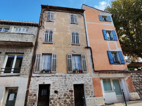 MAISON DE VILLAGE avec TERRASSE panoramique au centre de BAGNOLS EN FORET de 4 étages avec TERRASSE 