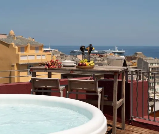 Appartement T2 d'exception-dernier étage avec terrasse sur toit et jacuzzi
